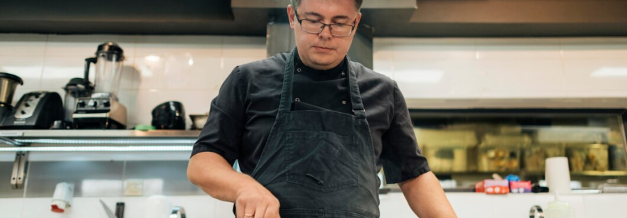 Quem trabalha na cozinha tem direito a gorjeta?