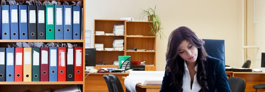 Mulher trabalha em escritório durante fim de semana porque não conhece as folga aos domingos para mulher