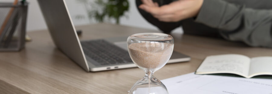 Existe período de teste? Precisa assinar a carteira na experiência?