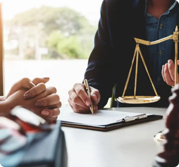 imagem de duas pessoas em uma mesa assinando documento ilustrando advogado trabalhista em Goiânia.