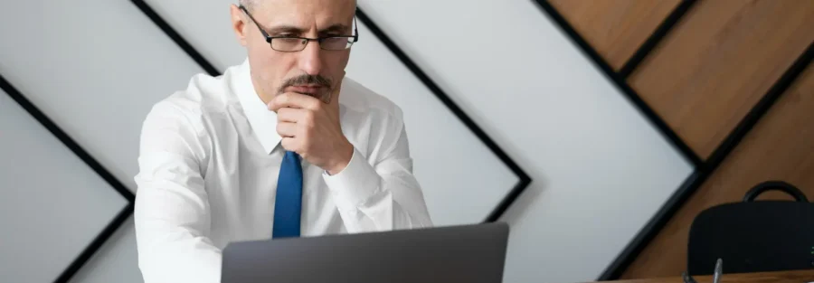 Um profissional tenta entender as regras da CLT.