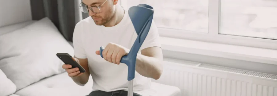 Um profissional analisa os direitos de um acidente fora do trabalho.