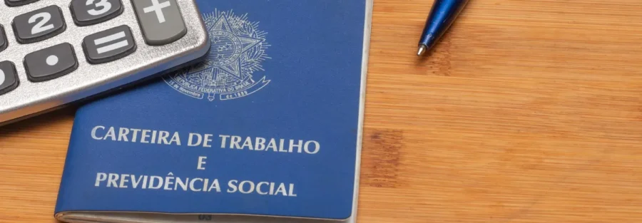 Imagem de uma carteira de trabalho ao lado de uma caneta e calculadora, simbolizando a escala 6x1.