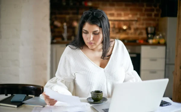Uma mulher trabalha em home office sem carteira assinada.