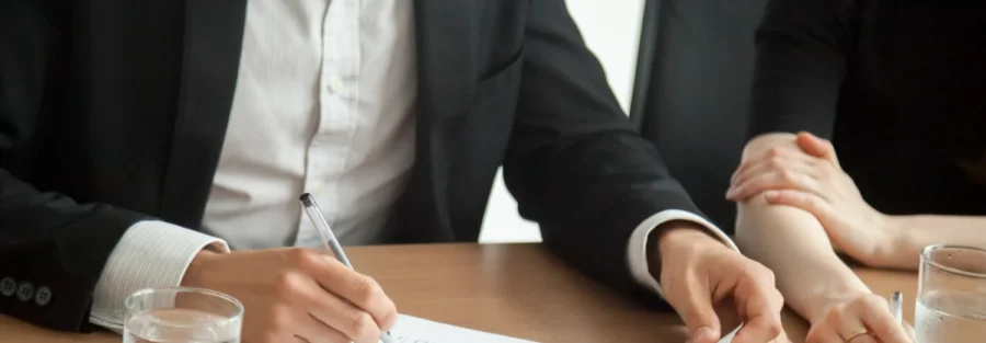 Um profissional assina contrato intermitente com a empresa.