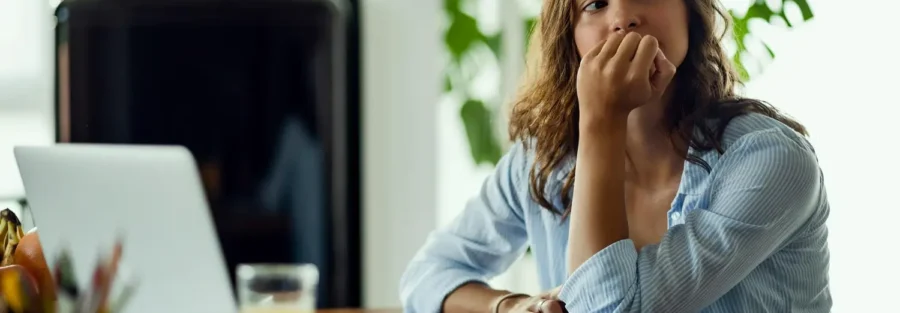 Uma profissional pensa sobre os seus direitos trabalhistas.