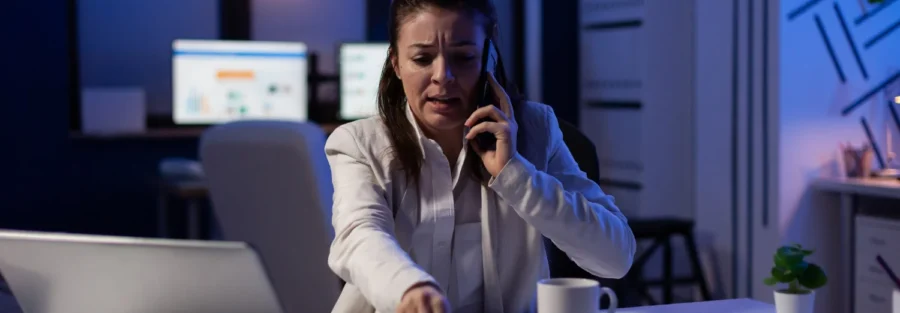 Uma profissional realiza hora extra a noite.