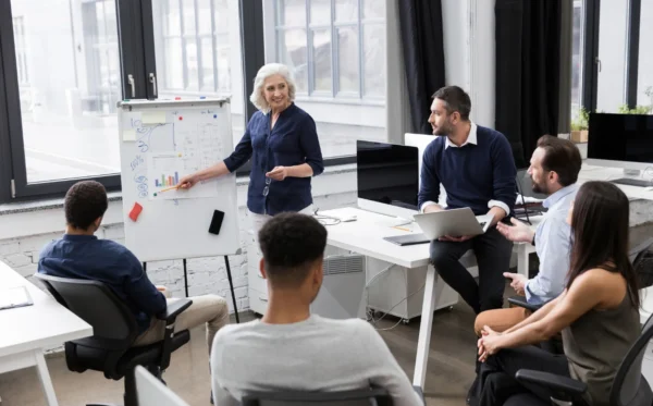 Um grupo de profissionais conversam sobre equiparação salarial na empresa.