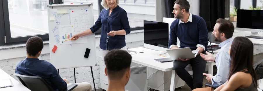 Um grupo de profissionais conversam sobre equiparação salarial na empresa.