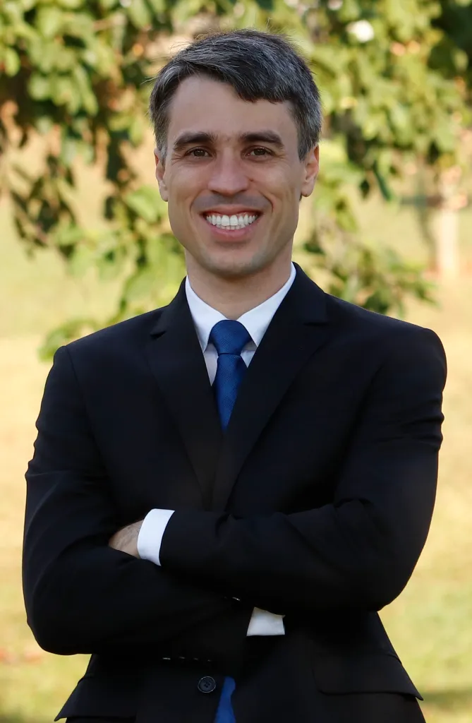 Dr. Pedro Rafael de Moura Meirelle sorrindo, após explicar gestante direito trabalhista.