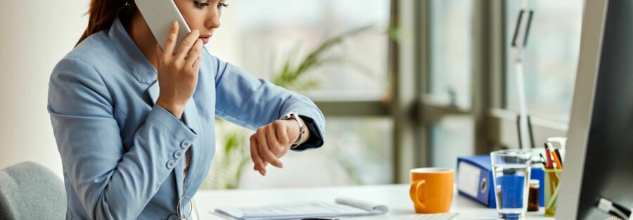 Uma colaboradora está assustada com a jornada de trabalho excessiva.