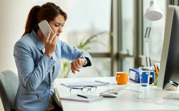 Uma colaboradora está assustada com a jornada de trabalho excessiva.
